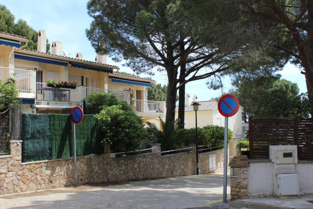 Luxury 4 Bed Apartment On Coastal Footpath At Cap Ras Llança 외부 사진
